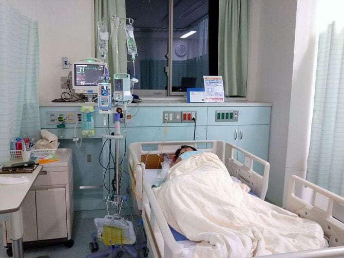 集中治療室で寝ている患者