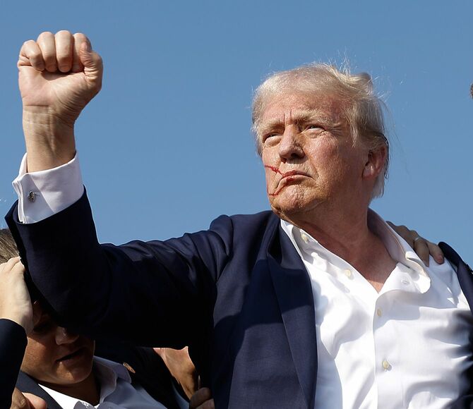 2024年7月13日、米東部ペンシルベニア州バトラーで、銃撃を受けた後に拳を突き上げるトランプ前大統領