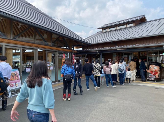 昼の1時を過ぎてもランチ目当ての長蛇の列は続く