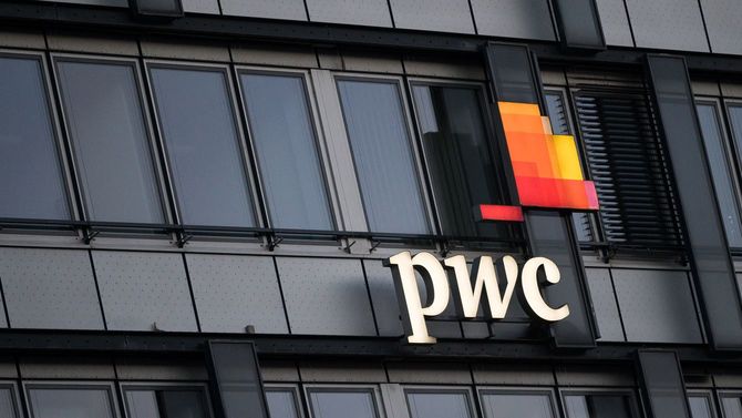 シュツットガルト市内中心部の建物にプライスウォーターハウスクーパース・インターナショナルのロゴが見える=2020年3月4日