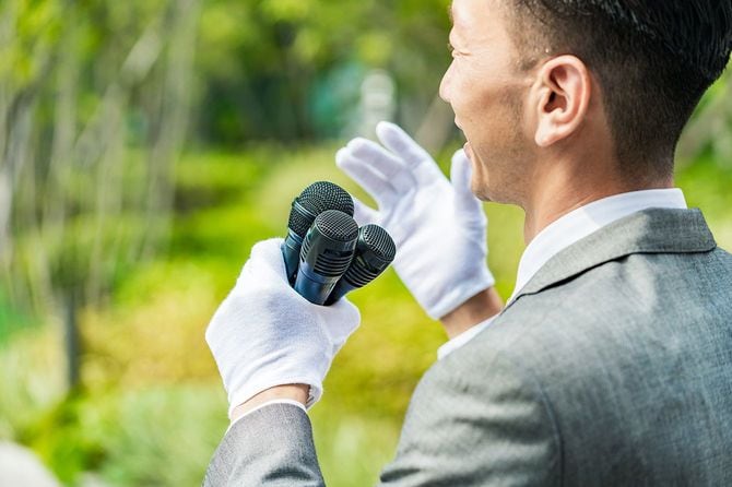 街頭演説を行う選挙候補者