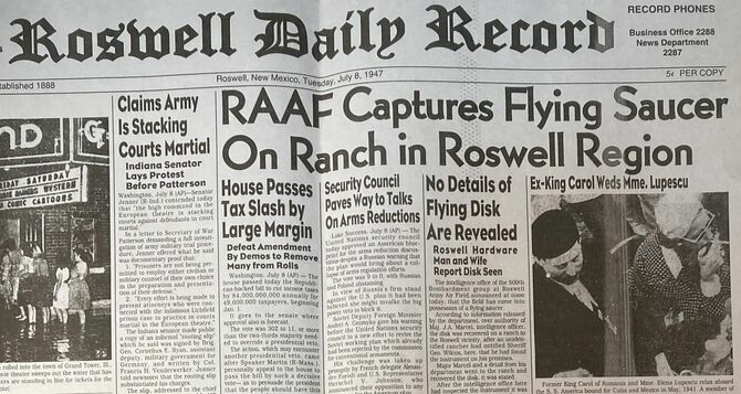 ロズウェル・デイリー・レコード 1947年7月8日の一面。「RAAF、ロズウェル地方の牧場で空飛ぶ円盤を捕獲」と題された記事