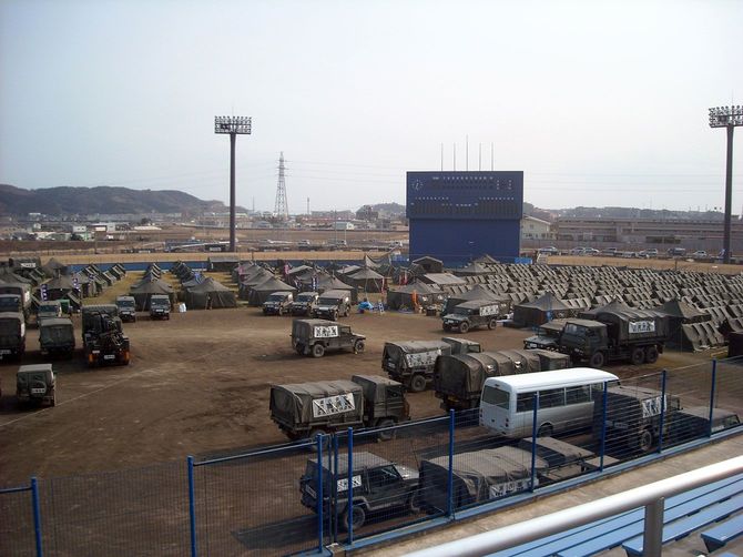 東日本大震災災害派遣部隊の活動拠点。陸自部隊の活動拠点となった石巻市総合運動公園（宮城・石巻市）＝2011年4月2日