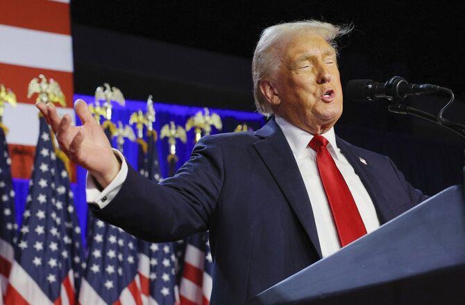 米フロリダ州の集会会場で勝利宣言するトランプ前大統領＝2024年11月6日