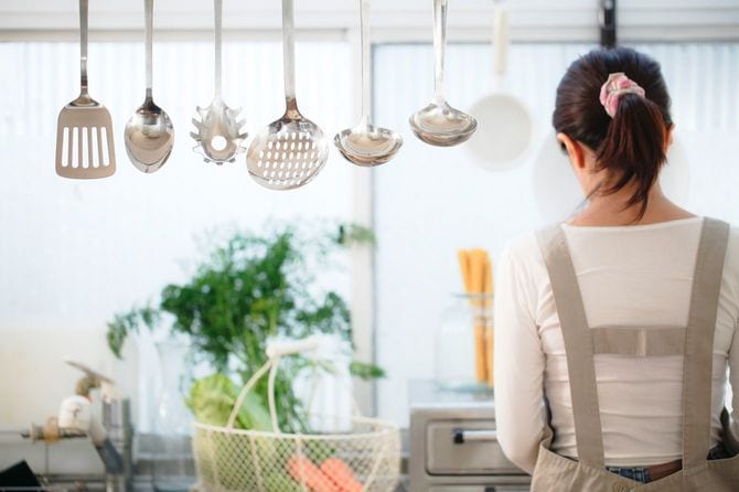 キッチンに立つ主婦の背中