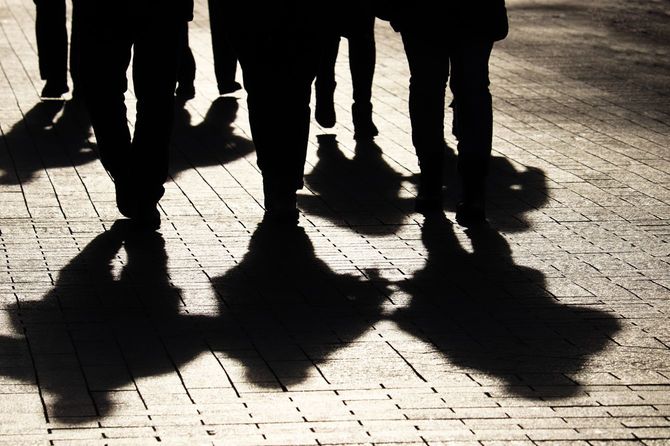 街の通りの人々のシルエットと影