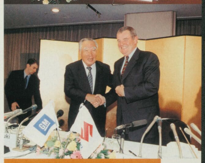 GMのジョン・スミス会長と会見する鈴木修。