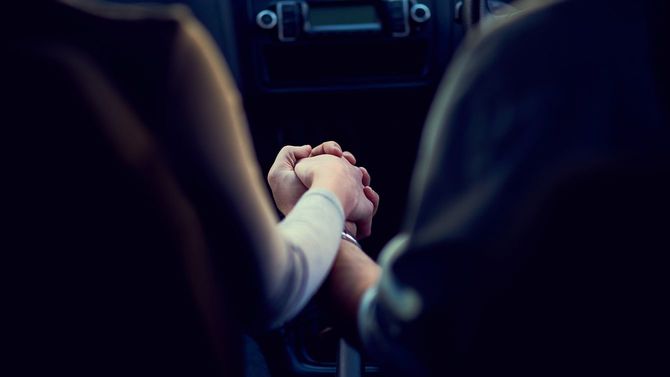 運転中に手をつなぐふたり