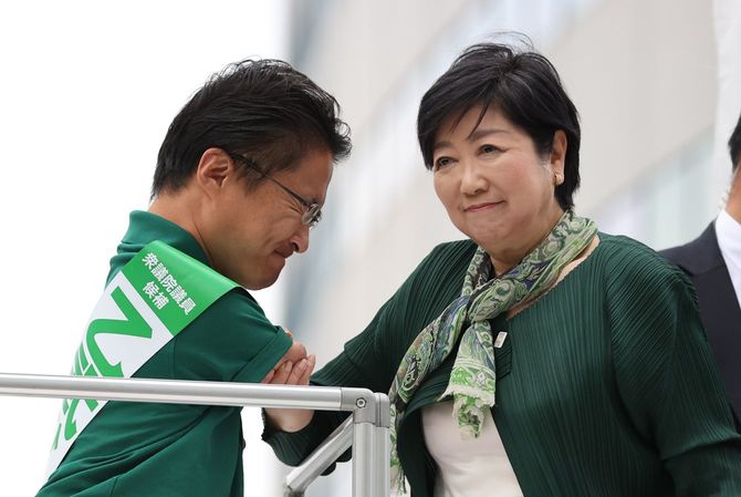 衆院東京15区補欠選挙。街頭演説する立候補者・乙武洋匡氏（左）の応援に駆けつけた東京都の小池百合子知事＝21日、東京都江東区