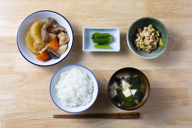 煮物と納豆、おひたし、みそ汁、白飯