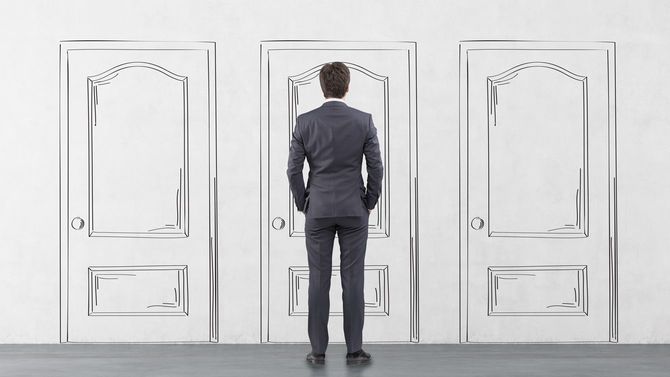 ビジネスマンの前には3つの扉