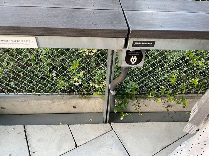 ハラカドの屋上庭園のデスクには電源がある