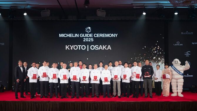 壇上にずらりと並んだ受賞店のシェフたち