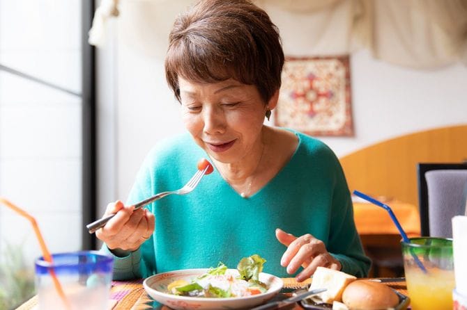 食事中の女性