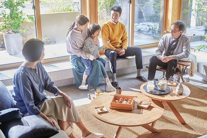 リビングルームでくつろぐ家族