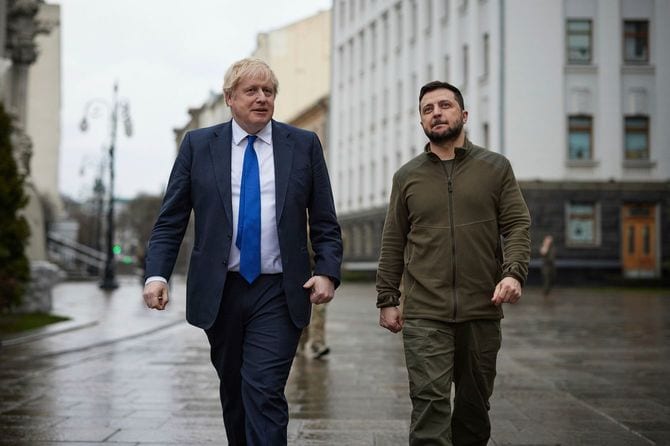 2022年4月9日、ウクライナの市街地を歩くボリス・ジョンソン英首相（左）とウォロディミル・ゼレンスキー大統領
