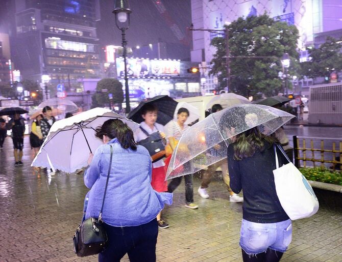渋谷の交差点で夜の台風
