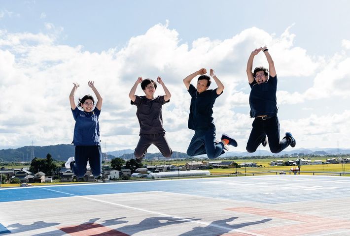 救急科のスタッフとヘリポートで。林さんの人柄で、笑いの絶えない撮影だった。