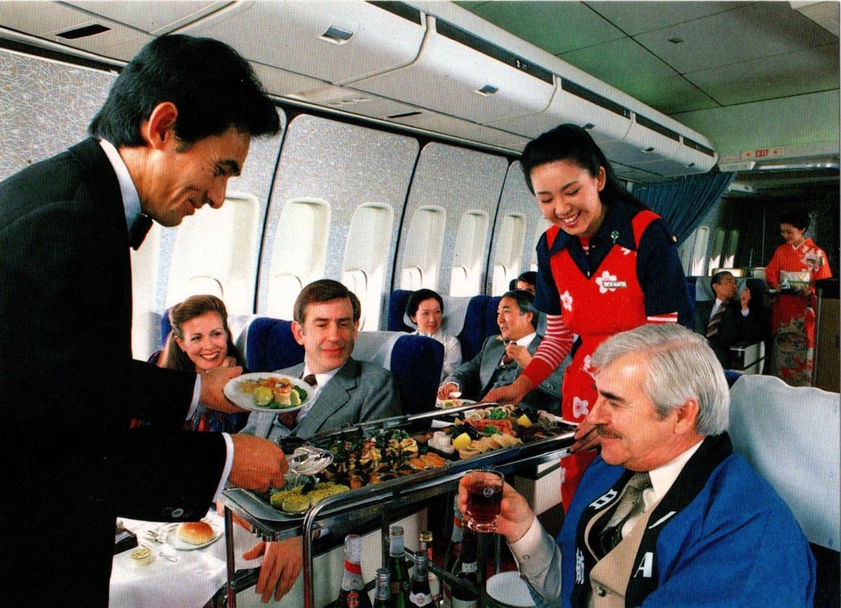 JAL公式絵葉書より。ジャンボジェットファーストクラスのワゴンサービス（1980年代）。