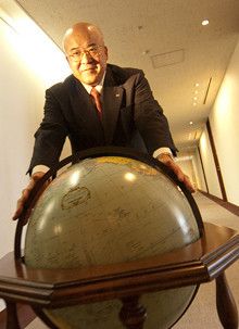 <strong>JTB社長 田川博己</strong><br>1948年、東京都生まれ。慶應義塾大学商学部卒業後、日本交通公社入社。取締役営業企画部長、常務、専務を経て、2008年6月より現職。趣味はタウンウオッチング。様々なことに興味を持ち観察することが大切、と説く。「インターネットもいいですが、実際にその場所に行って、人と交わることに意味があるんです」