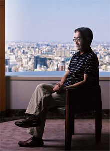 おくいずみ・ひかる●1956年、山形県生まれ。国際基督教大学教養学部人文科学科卒業。同大学院修士課程修了（博士課程中退）。現在、近畿大学教授。93年『ノヴァーリスの引用』で野間文芸新人賞、94年「石の来歴」で芥川賞受賞。ジャズフルート奏者としてライブ活動をする演奏家の一面も。