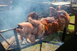 タイの屋台市場で焼き豚子豚を焙煎します
