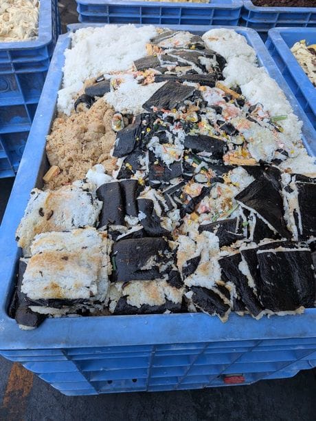 日本フードエコロジーセンターに届いた米飯