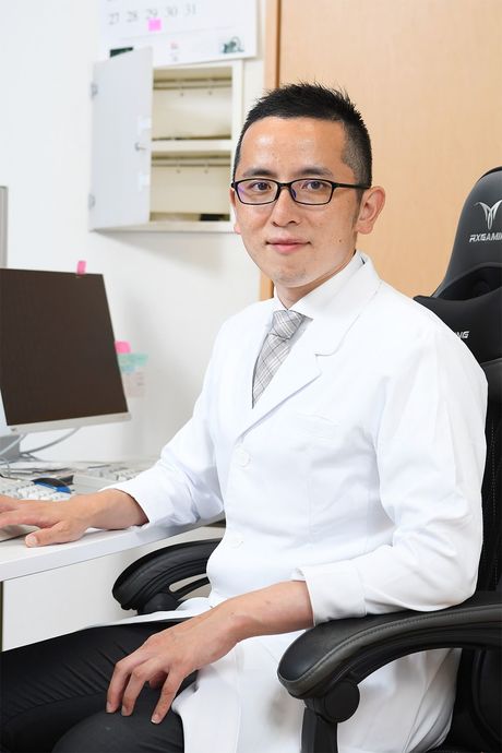 内尾紀彦（うちお・のりひこ） そらいろ耳鼻咽喉科 センター北駅前院 院長。私立開成学園、東京慈恵会医科大学卒業。東京慈恵会医科大学附属病院耳鼻咽喉科助教などを経て2021年より現職。「内視鏡下鼻副鼻腔手術後の音声の変化の検討」の研究にも注力。