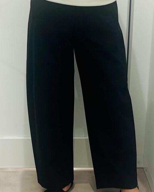 ウエストのくびれが強調される「ジャージーバレルレッグパンツ」