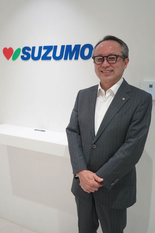 鈴茂器工の本社で撮影に応じる谷口社長