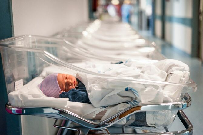 病院のベッドで眠る生まれたばかりの赤ちゃん