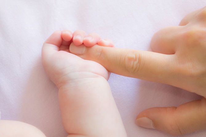 赤ちゃんの手とママ