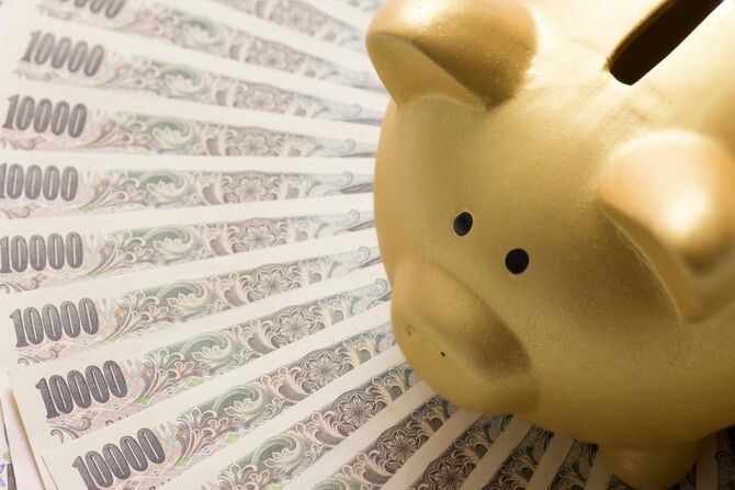 ゴールドの豚の貯金箱と大量の一万円札