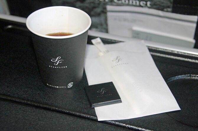 機内で提供されるコーヒーとチョコレート