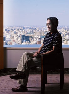 おくいずみ・ひかる●1956年、山形県生まれ。国際基督教大学教養学部人文科学科卒業。同大学院修士課程修了(博士課程中退)。現在、近畿大学教授。93年『ノヴァーリスの引用』で野間文芸新人賞、94年「石の来歴」で芥川賞受賞。ジャズフルート奏者としてライブ活動をする演奏家の一面も。