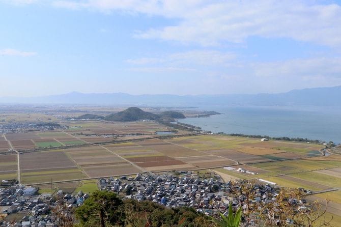 西の丸から西方。琵琶湖そばの小山は水茎岡山城