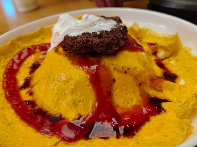 バターライスの上に薄焼き卵を乗せたオムライス