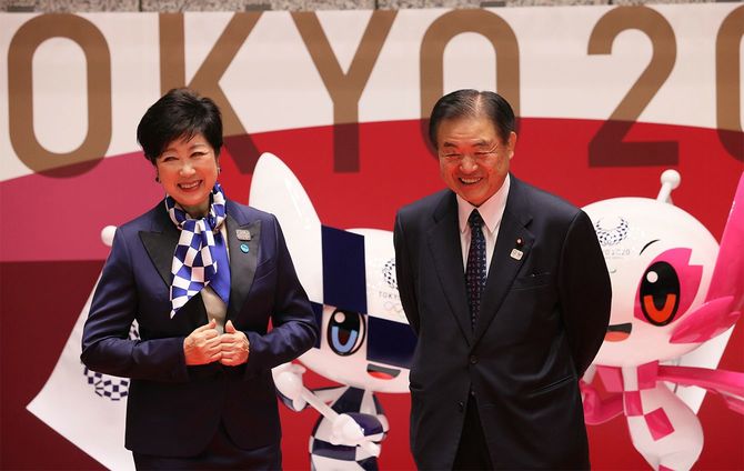 東京五輪・パラリンピック公式マスコット像除幕の式典終了後、笑顔を見せる小池百合子・東京都知事（左）と遠藤利明・東京五輪・パラリンピック組織委員会副会長＝2021年4月14日、東京都庁［代表撮影］