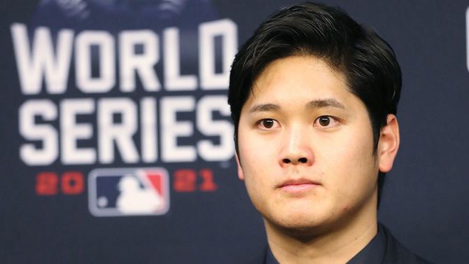 コミッショナー特別表彰を受けたエンゼルスの大谷翔平＝2021年10月26日、アメリカ・ヒューストン