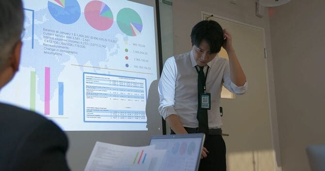 ビジネスマンは会議室でプレゼンテーションを行う