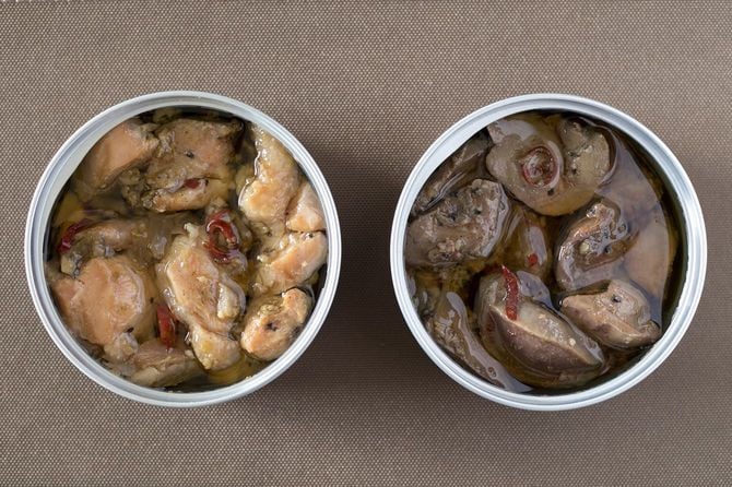 土佐ジロー（はたやま夢楽）／左が土佐ジローアヒージョ（肉）、右が肝アヒージョ