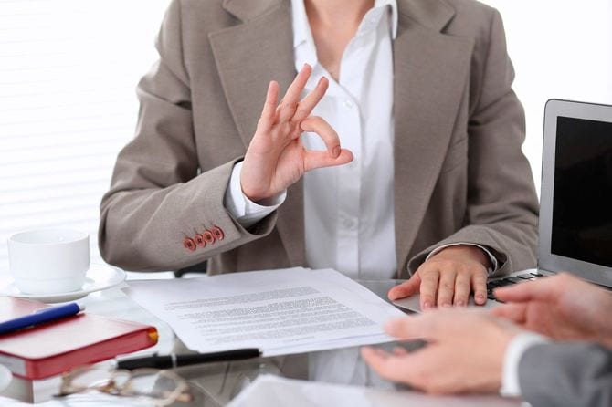 OKサインを示すビジネスウーマン