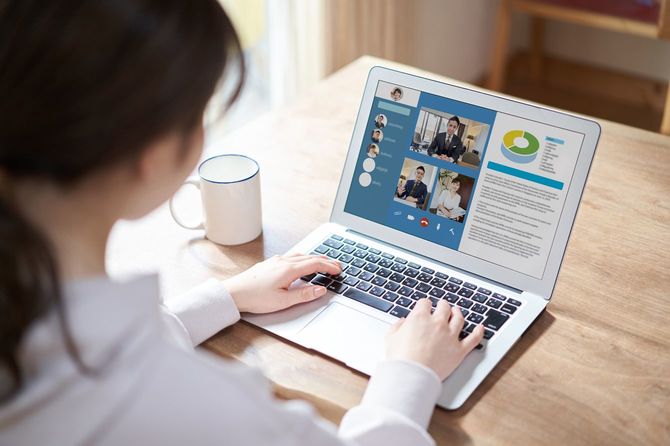 オンライン会議を待つ女性