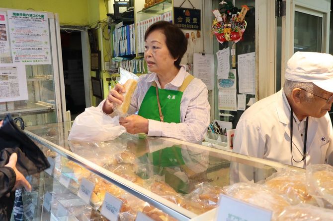 馴染みのお客さんに対応する潤子さん