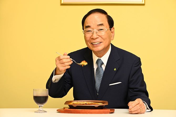 ミラノ風ドリアを手にする正垣会長