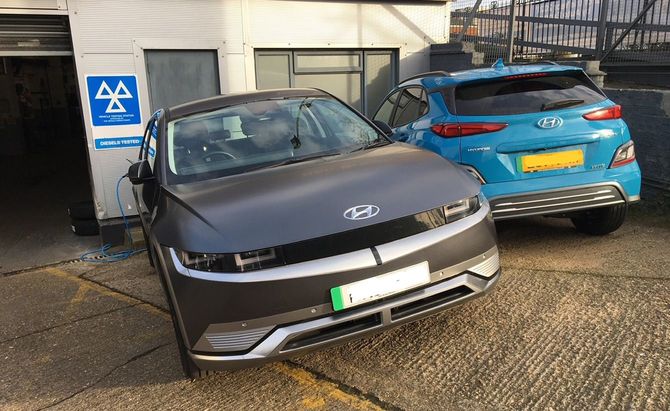 ロンドン西郊外のHyundai（ヒョンデ）ディーラーには、納車待ちの「IONIQ-5（左側）」が停まっていた