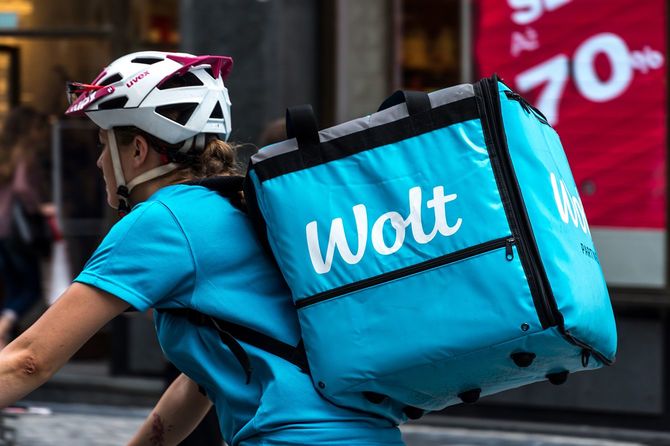 自転車で配達している女性