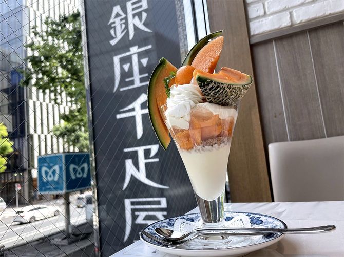 銀座千疋屋で4月19～25日の期間限定で販売された宮古島メロンのパフェ。連日完売で好評を得た＝4月24日、東京・銀座千疋屋本店