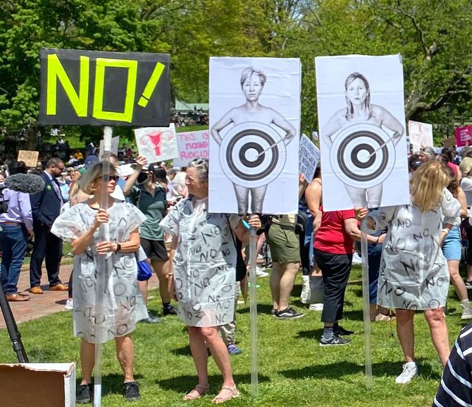 社会的な不安を感じているためか、抗議活動の参加者の年齢層は幅広い