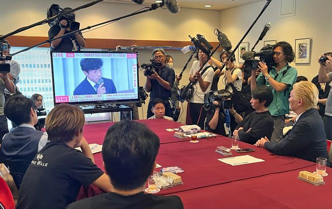 ジャニーズ事務所の記者会見を生中継で見守る「ジャニーズ性加害問題当事者の会」の平本淳也代表ら＝9月7日、東京都千代田区